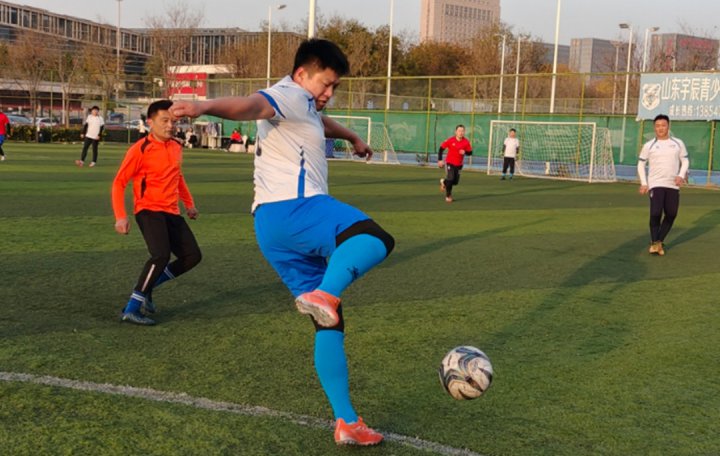绿茵凝合力！济宁能源集团与高新区足球队举行友谊赛