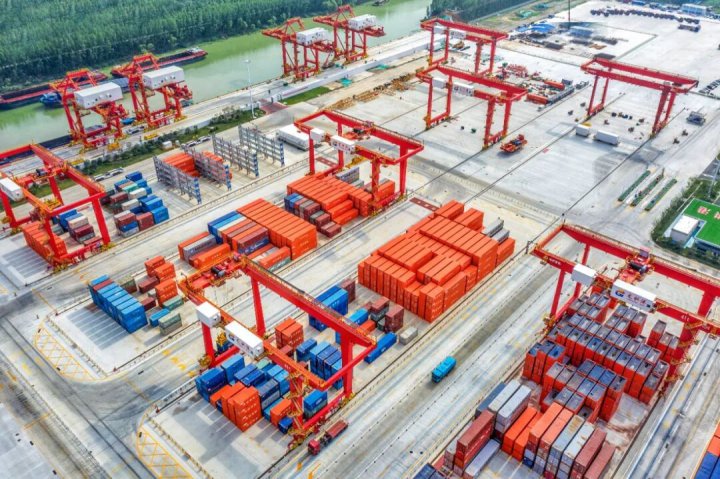 中交润杨年度集装箱量突破40万标箱