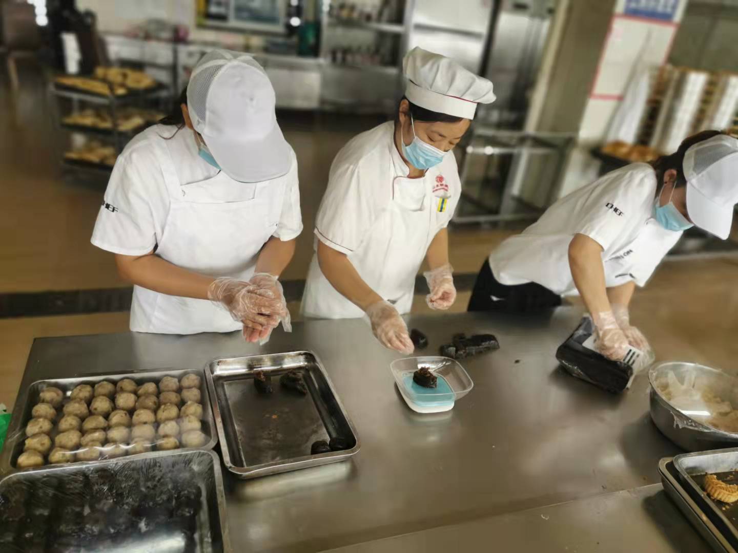 安居煤矿：自制月饼迎佳节3.jpg